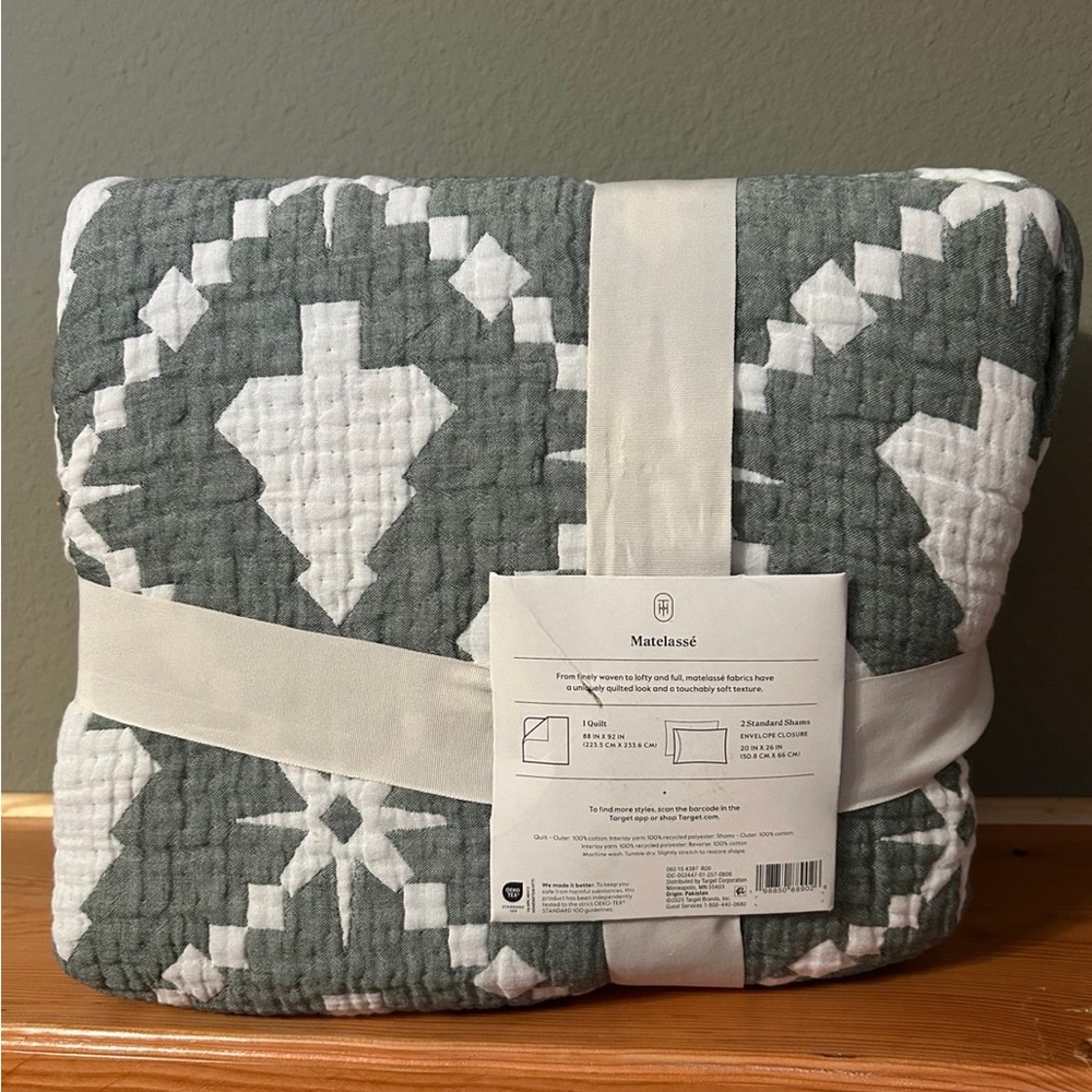 NWT Threshold Tree Pattern Matelasse Full Queen quilt set- Green and White - Picture 8 of 10